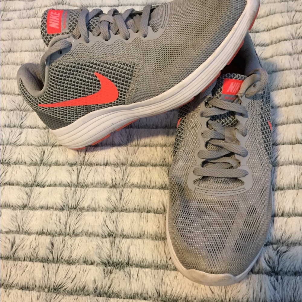 Nike revolution 3